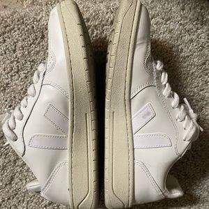 Veja V-10 Leather Low-Top Sneakers